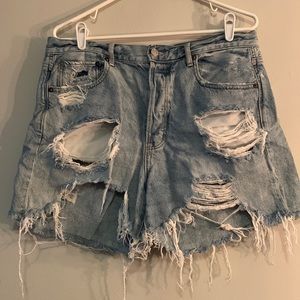 American Eagle Extremely Distressed 90s Boyfriend Short